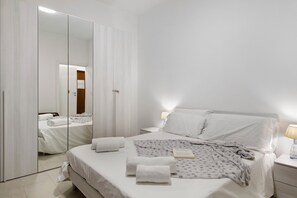 Iron/ironing board, WiFi, bed sheets - Apartment 'Zia Nena' with Shared Garden, Wi-Fi and Air Conditioning (Zelo Buon Persico)
