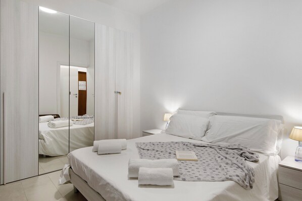 Iron/ironing board, WiFi, bed sheets