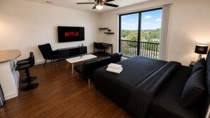 Desk, WiFi, bed sheets - Luxe Nest | King Studio Downtown 2A (Birmingham)