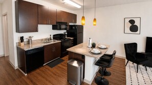 Private kitchen - Luxe Nest | King Studio Downtown 2A (Birmingham)