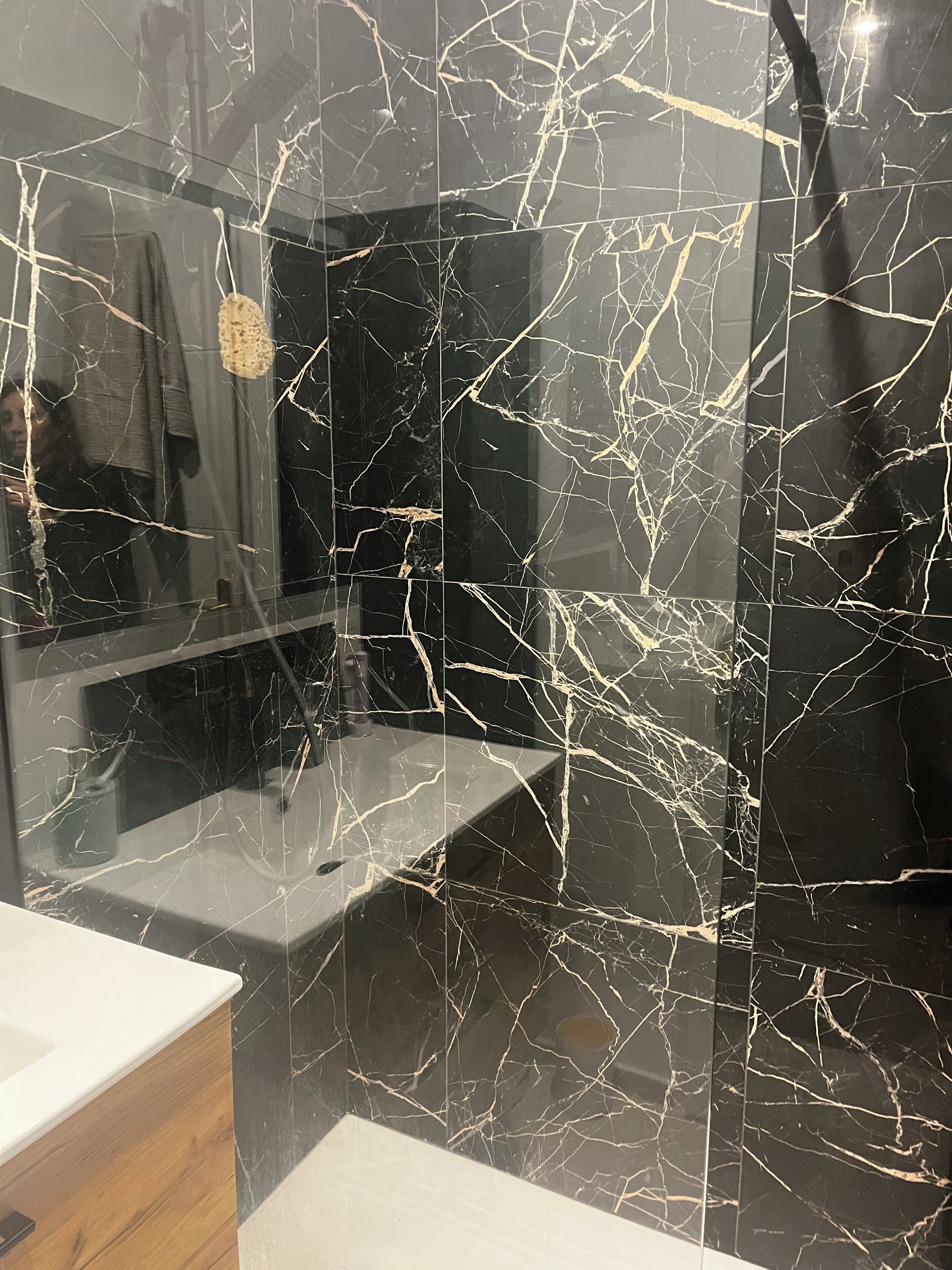 Douche, sèche-cheveux, serviettes fournies, savon