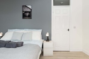 Desk, WiFi, bed sheets - 4BR Home-Parking-Near Falkirk & Stirling-Sleeps 6 (Dennyloanhead)