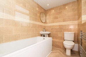Shower, towels, shampoo - 4BR Home-Parking-Near Falkirk & Stirling-Sleeps 6 (Dennyloanhead)