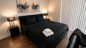 Desk, WiFi, bed sheets - Steel City King Studio Escape (Birmingham)