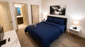 Escritorio, wifi y ropa de cama 