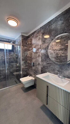 Douche, sèche-cheveux, bidet, serviettes fournies