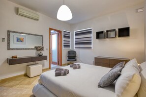 Tabla de planchar con plancha, wifi y ropa de cama 