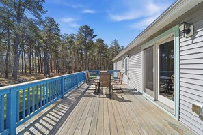Outdoor dining - Wellfleet Retreat near the drive in (Wellfleet)
