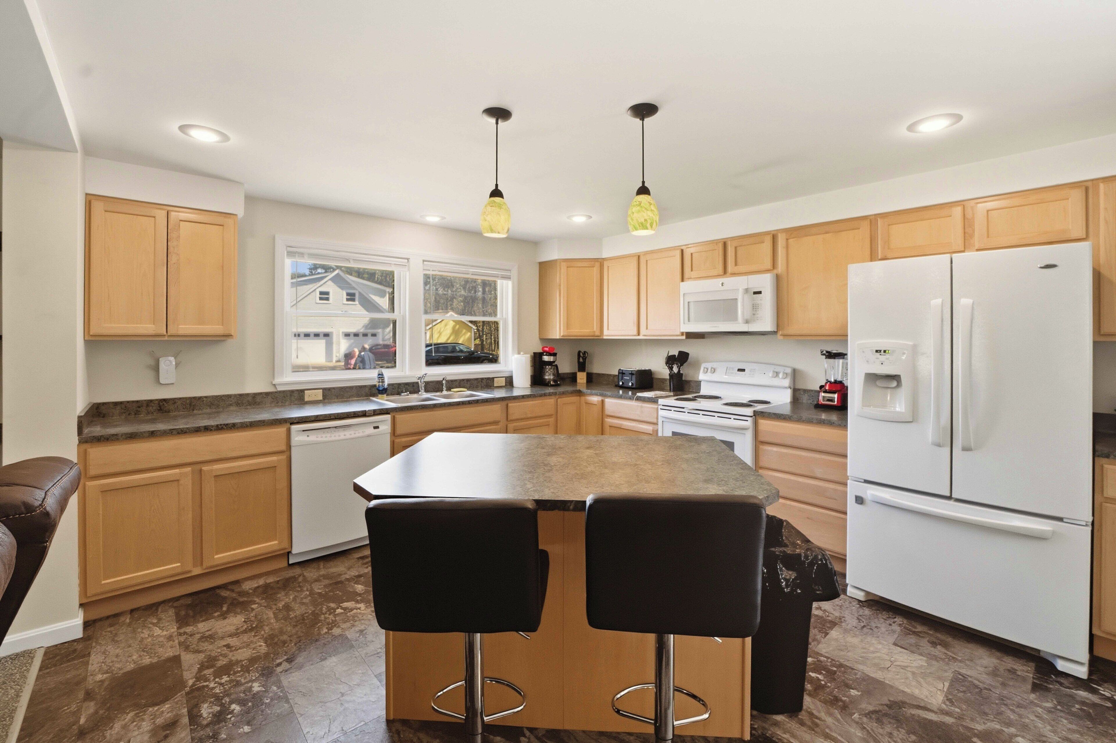 Coffee/tea maker, fridge, microwave, oven