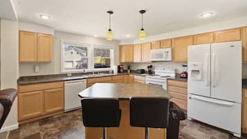 Coffee/tea maker, fridge, microwave, oven
