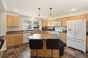 Fridge, microwave, oven, stovetop - Wellfleet Retreat near the drive in (Wellfleet)