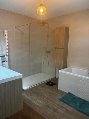 Shower, hair dryer, soap, toilet paper - Villa, Escape in Provence (Rognes)