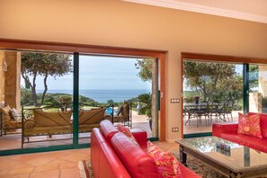 TV, fireplace - Villa Balder - Luxury villa, 4 bedrooms, heated pool & stunning views (Carvoeiro)