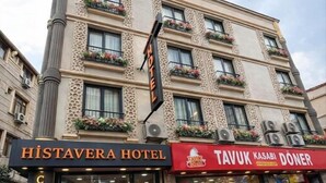 A building with a sign for 'HISTAVERA HOTEL' and 'TAVUK KASABI DONER' on the ground floor. - Histavera Hotel (Istanbul)