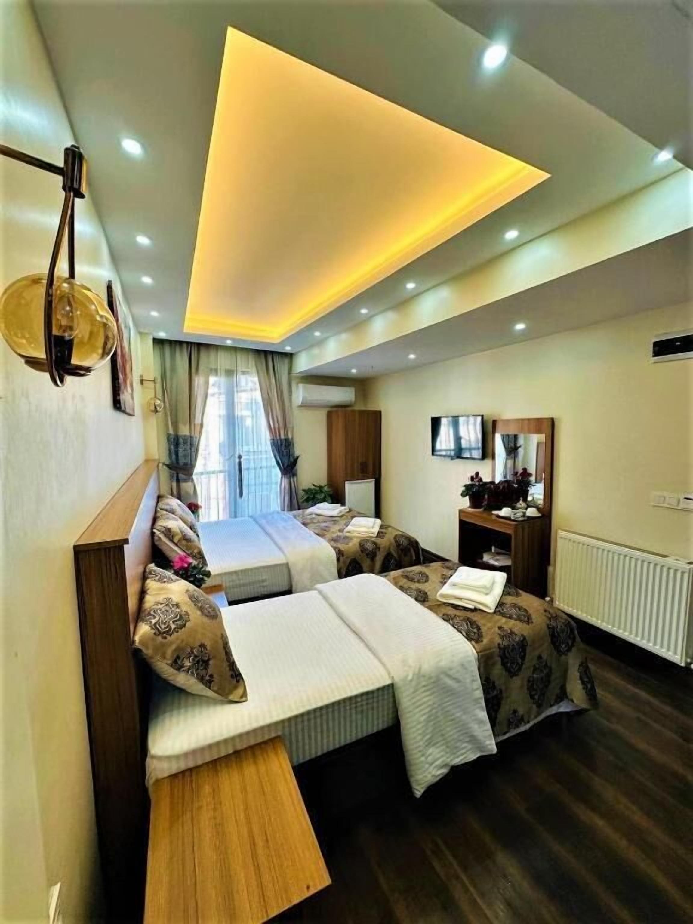 Habitación triple clásica, vistas a la ciudad | Ropa de cama de alta calidad y minibar