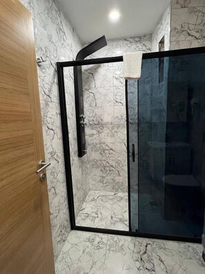 Apartamento familiar, vistas a la ciudad | Baño