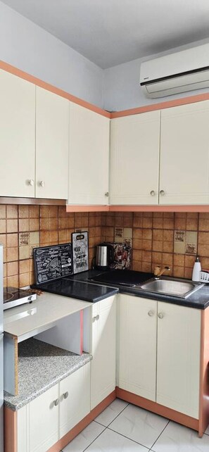 Fridge, coffee/tea maker, cookware/dishes/utensils, dining tables - PH Azure Horizon Residences 1/1 (Saranda)