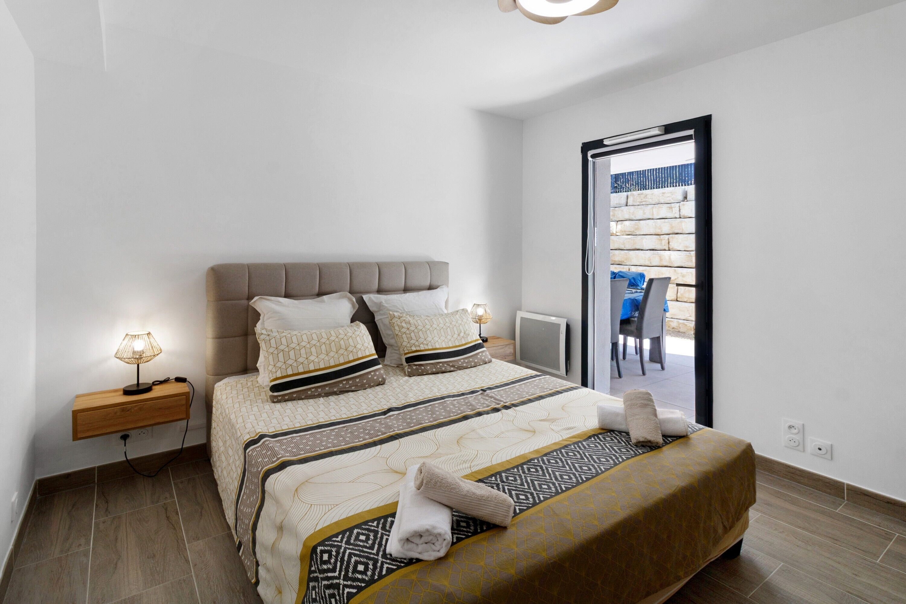 WiFi, bed sheets