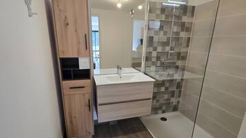 Een douche, handdoeken