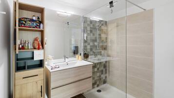 Douche, serviettes fournies