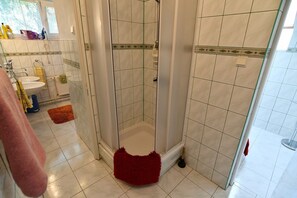 Shower, hair dryer, toilet paper -     Modern Apartment in High Tatras, Near Štrbské Pleso, AC, WiFi (Tatranská Strba)