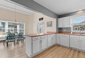 Interior - Gorgeous 5-bedroom house across the street from the beach access!! (Ocean Isle Beach)