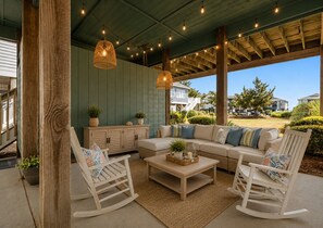 Terrace/patio - Gorgeous 5-bedroom house across the street from the beach access!! (Ocean Isle Beach)