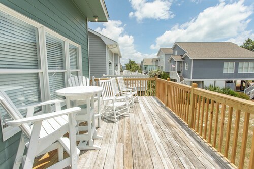 Gorgeous 5-bedroom house across the street from the beach access with EV charger