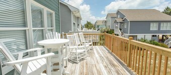 Gorgeous 5-bedroom house across the street from the beach access with EV charger