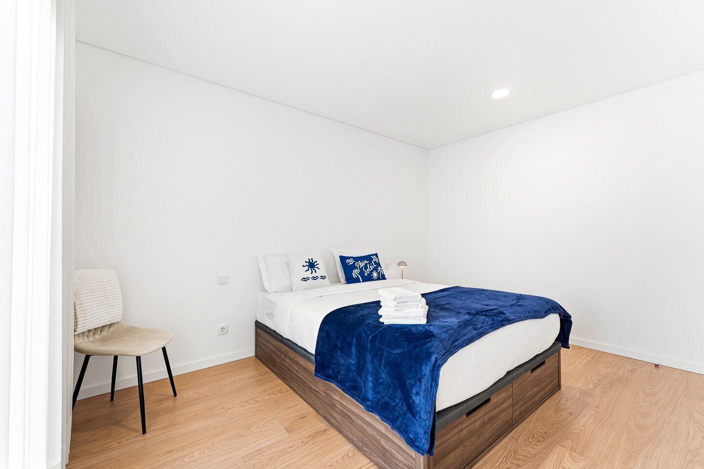 Iron/ironing board, internet, bed sheets