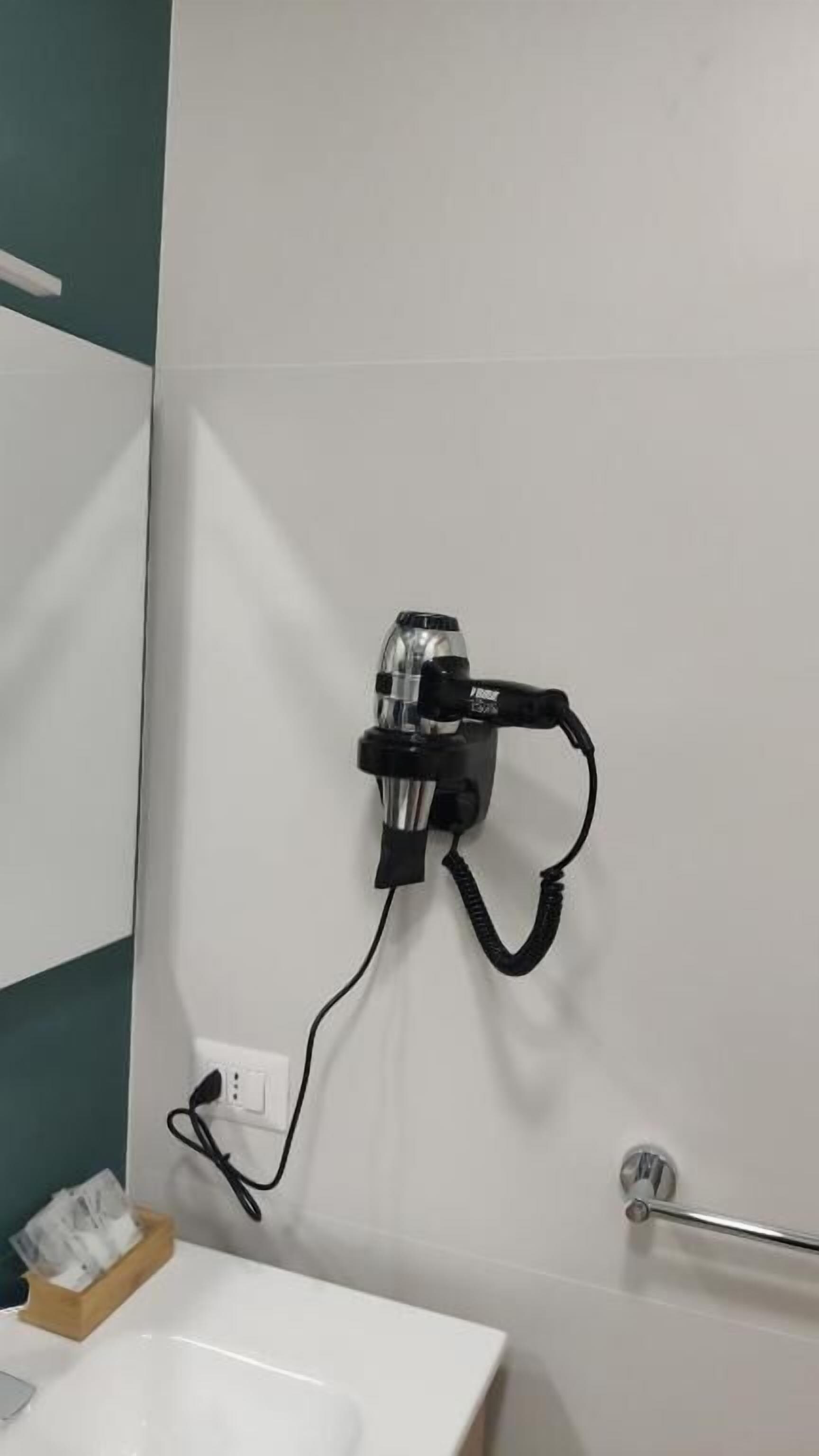 Camera doppia, balcone (Ventotene) | Bagno | Doccia, asciugacapelli, asciugamani, sapone