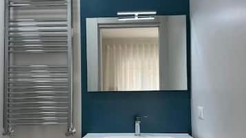 Camera doppia, balcone (Palmarola) | Bagno | Doccia, asciugacapelli, accappatoio, bidet