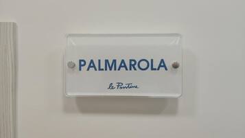 Camera doppia, balcone (Ventotene) | Una cassaforte in camera, una scrivania, insonorizzazione