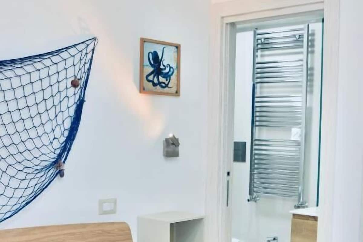 Double Room | In-room safe, desk, soundproofing, free WiFi
