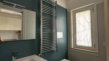 Doppelzimmer, Balkon (Ventotene) | Badezimmer | Dusche, Haartrockner, Bademäntel, Bidet