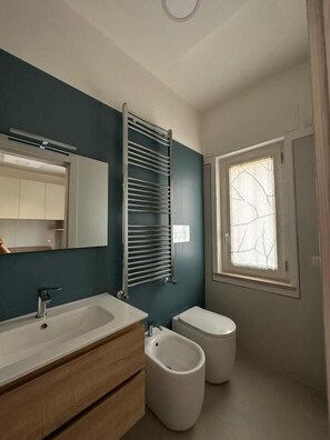 Double Room, Balcony | Bathroom | Shower, hair dryer, towels, soap - B&B le Pontine (Gaeta)