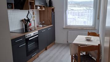 Réfrigérateur, four à micro-ondes, un four, surface de cuisson