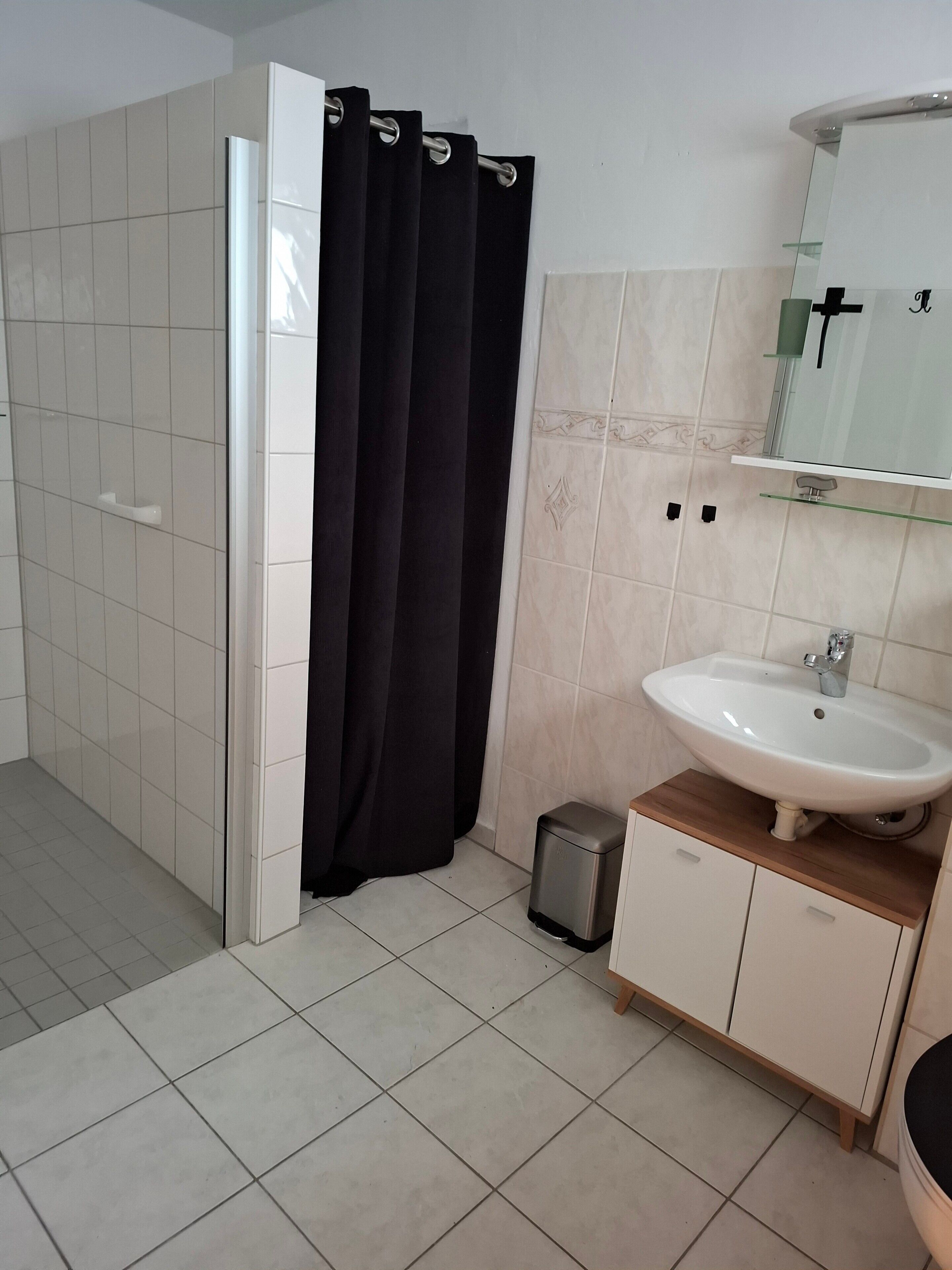 Douche, séchoir à cheveux, serviettes fournies