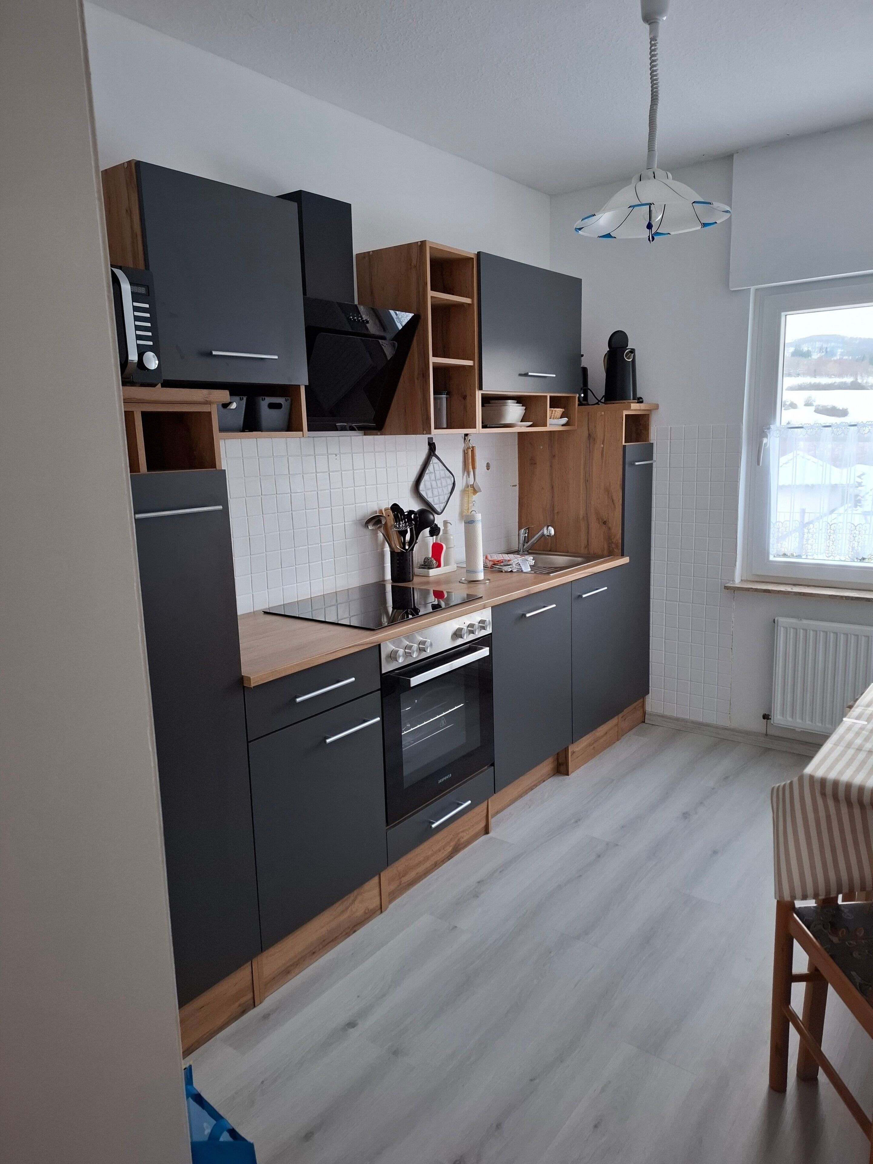 Réfrigérateur, four à micro-ondes, un four, surface de cuisson