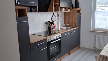 Réfrigérateur, four à micro-ondes, un four, surface de cuisson