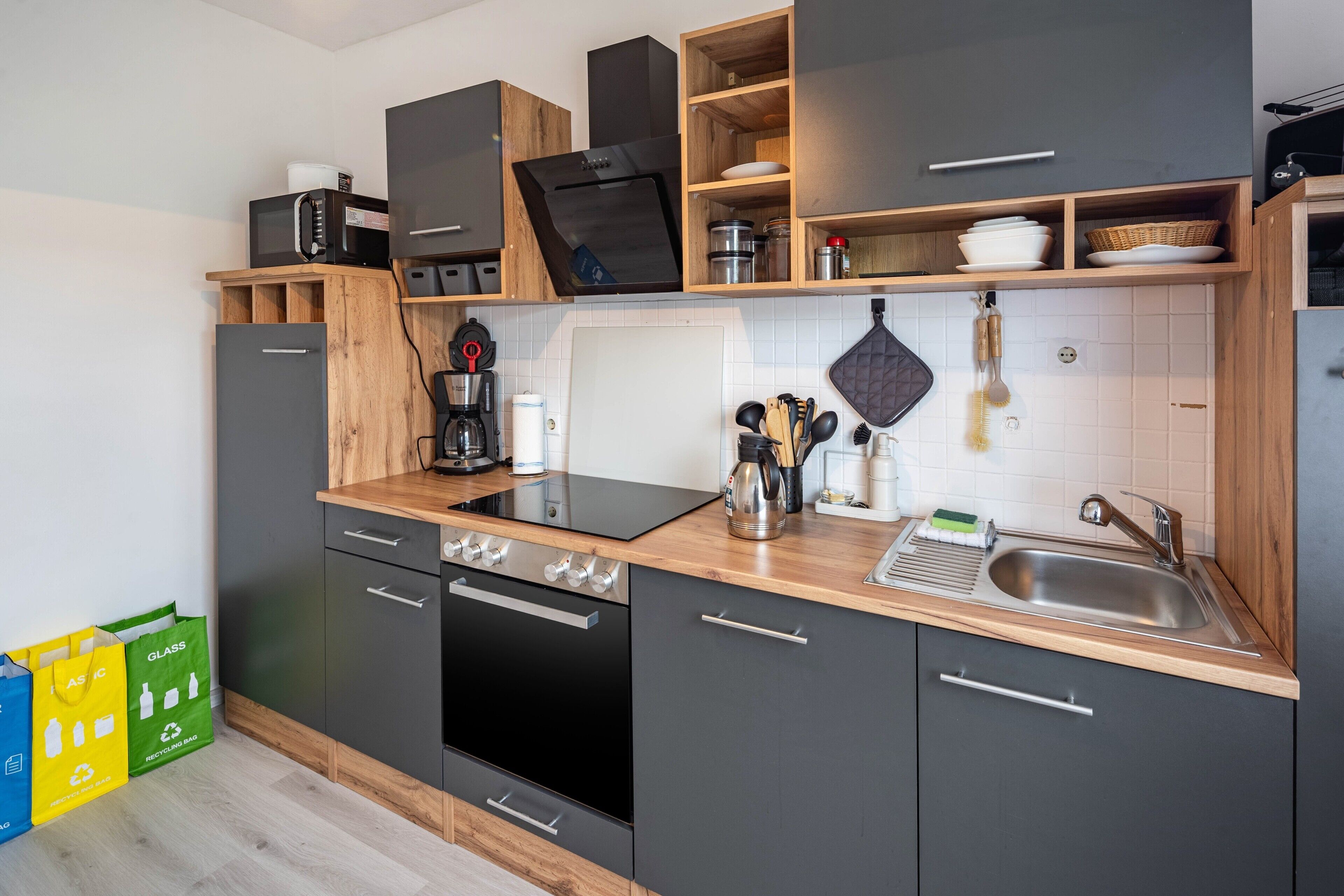Een koelkast, een microgolfoven, een oven, een kookplaat