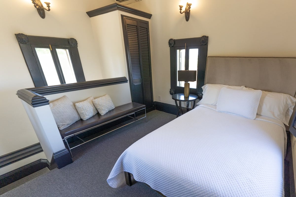 Suite superior, baño privado, vista al patio (Tower ) | Wifi gratis