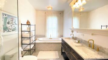 Habitación de lujo doble, 1 cama de matrimonio grande, vistas al jardín | Baño | Toallas, jabón, champú y papel higiénico