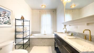 Habitación de lujo doble, baño privado (Pecan Room) | Baño | Toallas, jabón, champú y papel higiénico