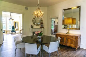 Breakfast, lunch, brunch served; garden views  - Inn at Park Winters (Winters)