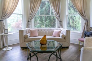 Living area - Inn at Park Winters (Winters)