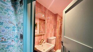 Shower, hair dryer, towels, soap - Luxury Guest House in Quiet Oxfordshire Village (South Moreton)
