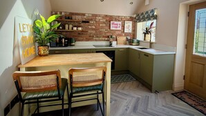 Private kitchen - Luxury Guest House in Quiet Oxfordshire Village (South Moreton)