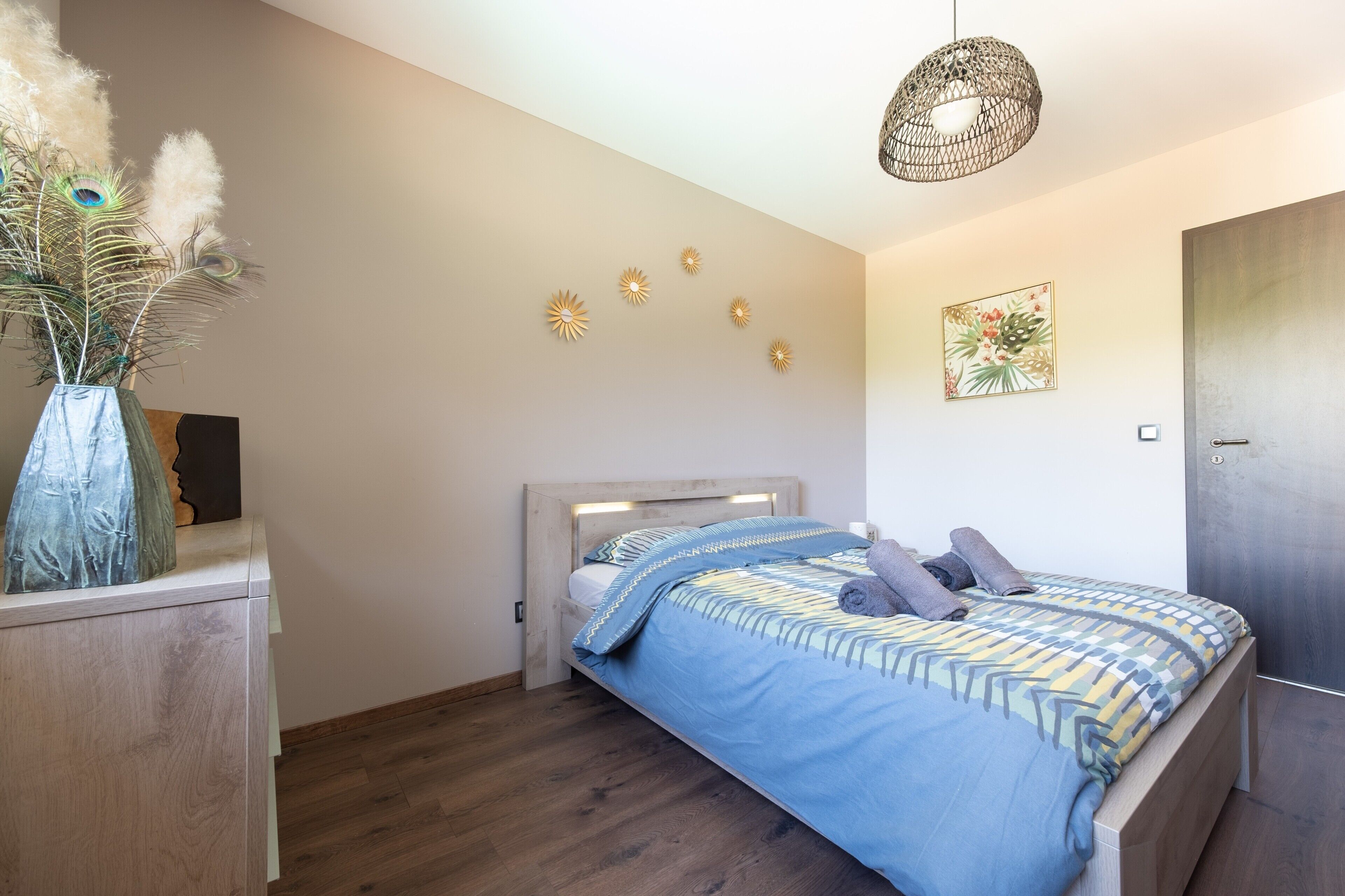 Tabla de planchar con plancha, wifi y ropa de cama 