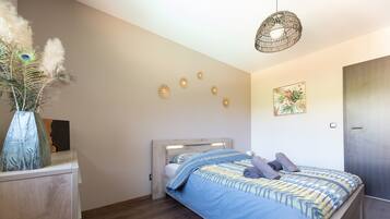 Tabla de planchar con plancha, wifi y ropa de cama